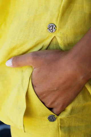 DE TIAMO Breeze Linen Pants — close-up detail of in-seam pocket and natural linen fabric texture