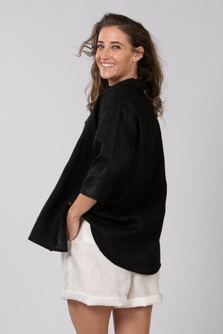 DE TIAMO Breeze Linen Shirt in black — back view showing clean linen construction and side slits