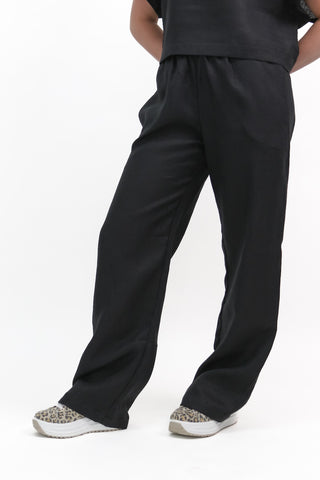 DE TIAMO P-1 Wide-Leg Linen Pants in black — front view, versatile minimalist wide-leg linen trouser
