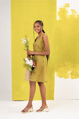DE TIAMO Salt Dress in olive green — joyful editorial lifestyle shot, effortless linen warm-weather dressing